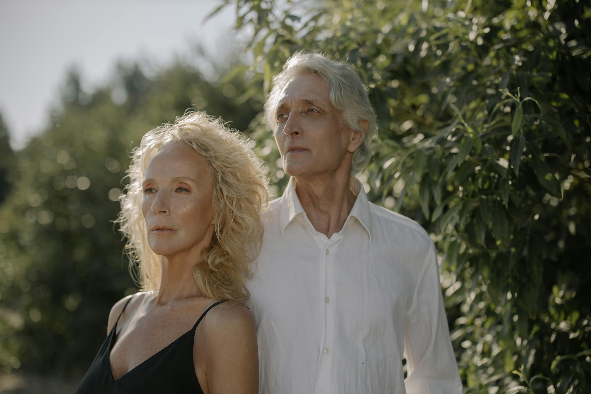 Persona estresada por largas horas sentada